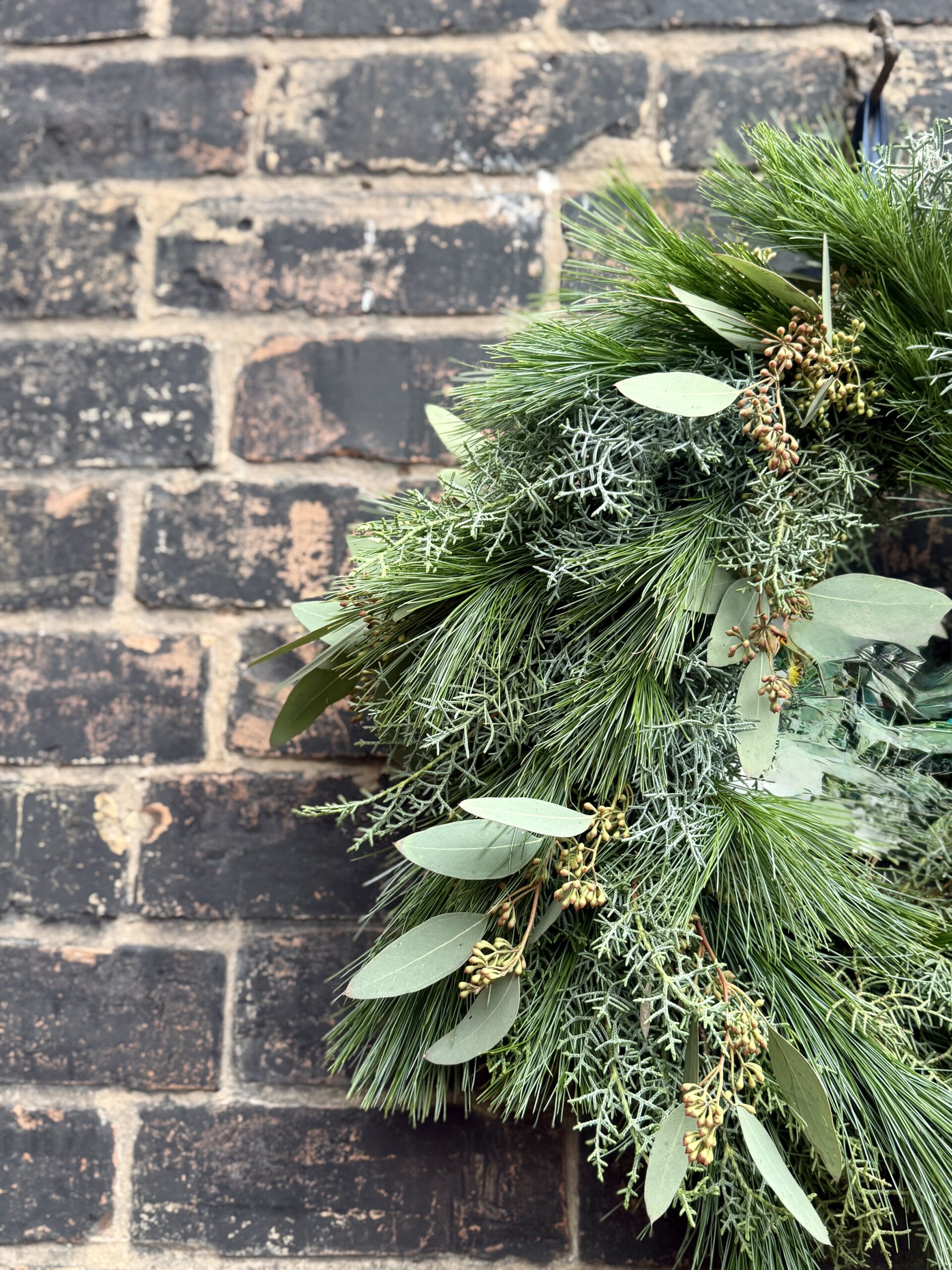 'Winter greens' wreath - Image 3